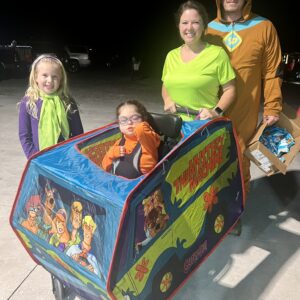 Alternative view of Velma and Scooby Doo Gang