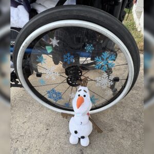 Alternative view of Olaf with Snow Flurry Cloud & Elsa