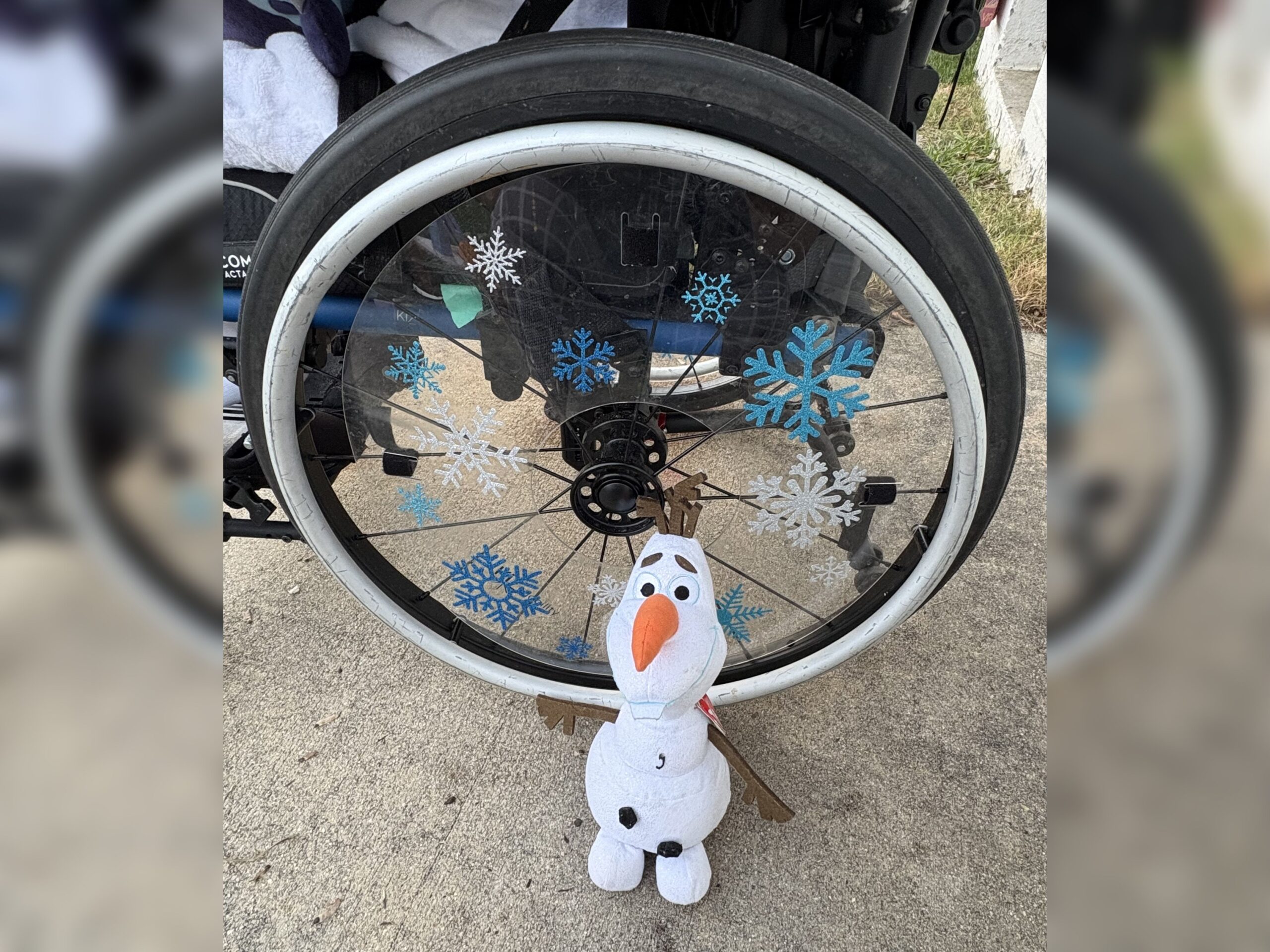 Olaf with Snow Flurry Cloud & Elsa